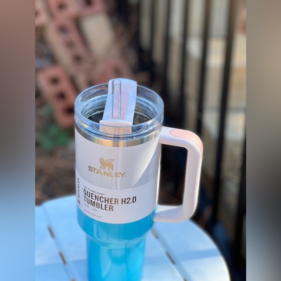 🎉LAST CHANCE🎉 NWT Stanley 40 oz. Quencher H2.0 FlowState Tumbler Pool Ombre - Picture 4 of 6